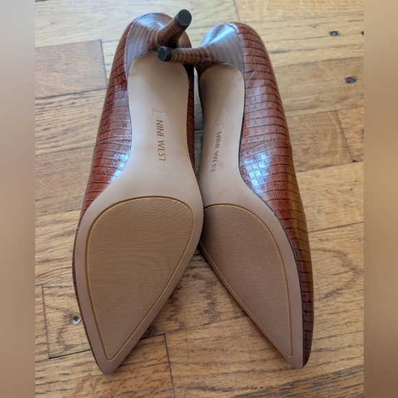 Nine West Textured Brown Heels - Picture 5 of 6